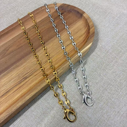 Collana rigida con motivo geometrico