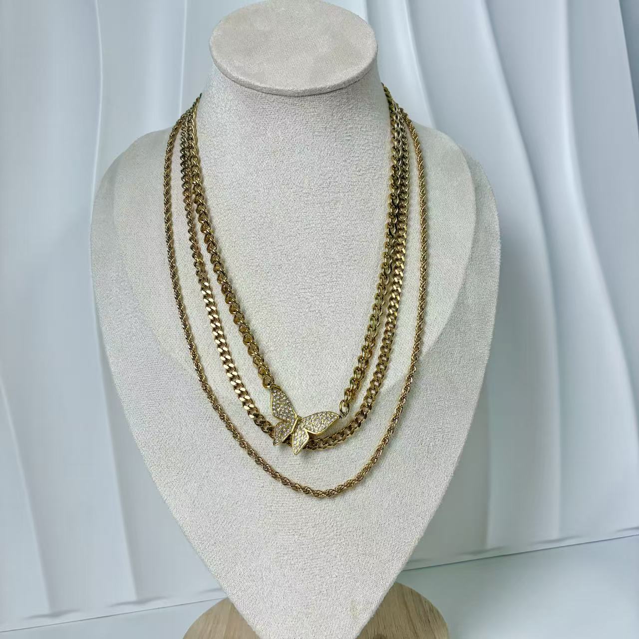 (C239)Collana 3 fili con farfalla in acciaio inox