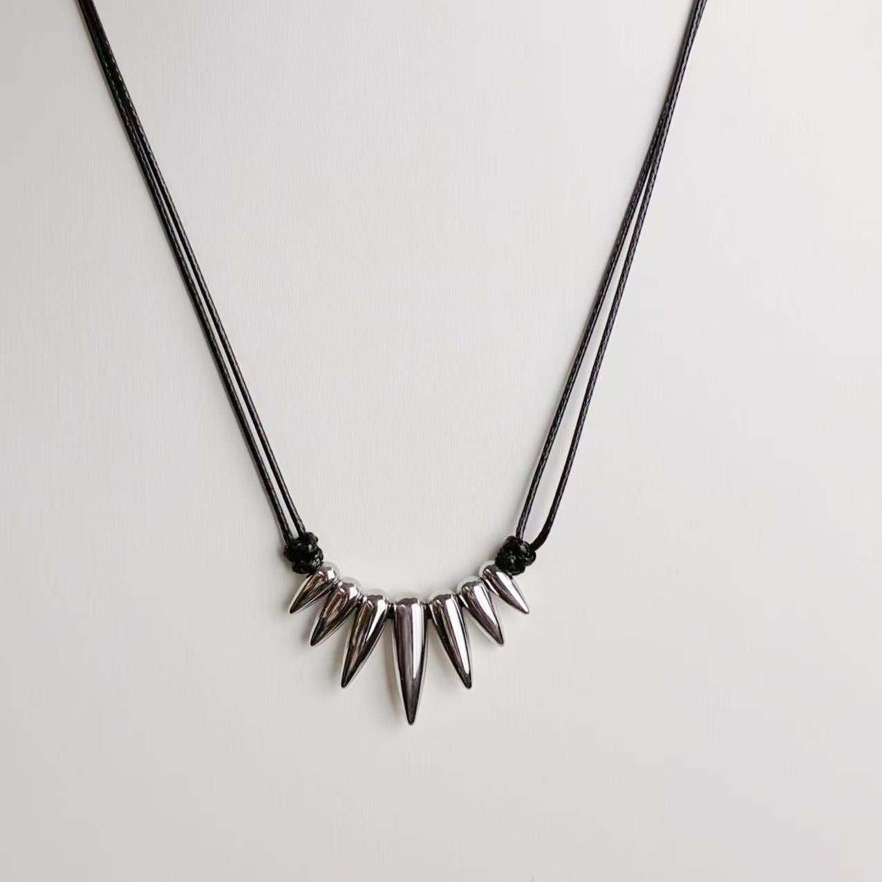 Collana “Punte Metalliche” – Spirito Rock con Eleganza Moderna