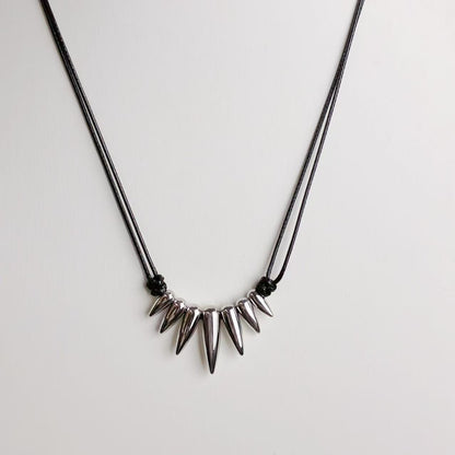 Collana “Punte Metalliche” – Spirito Rock con Eleganza Moderna