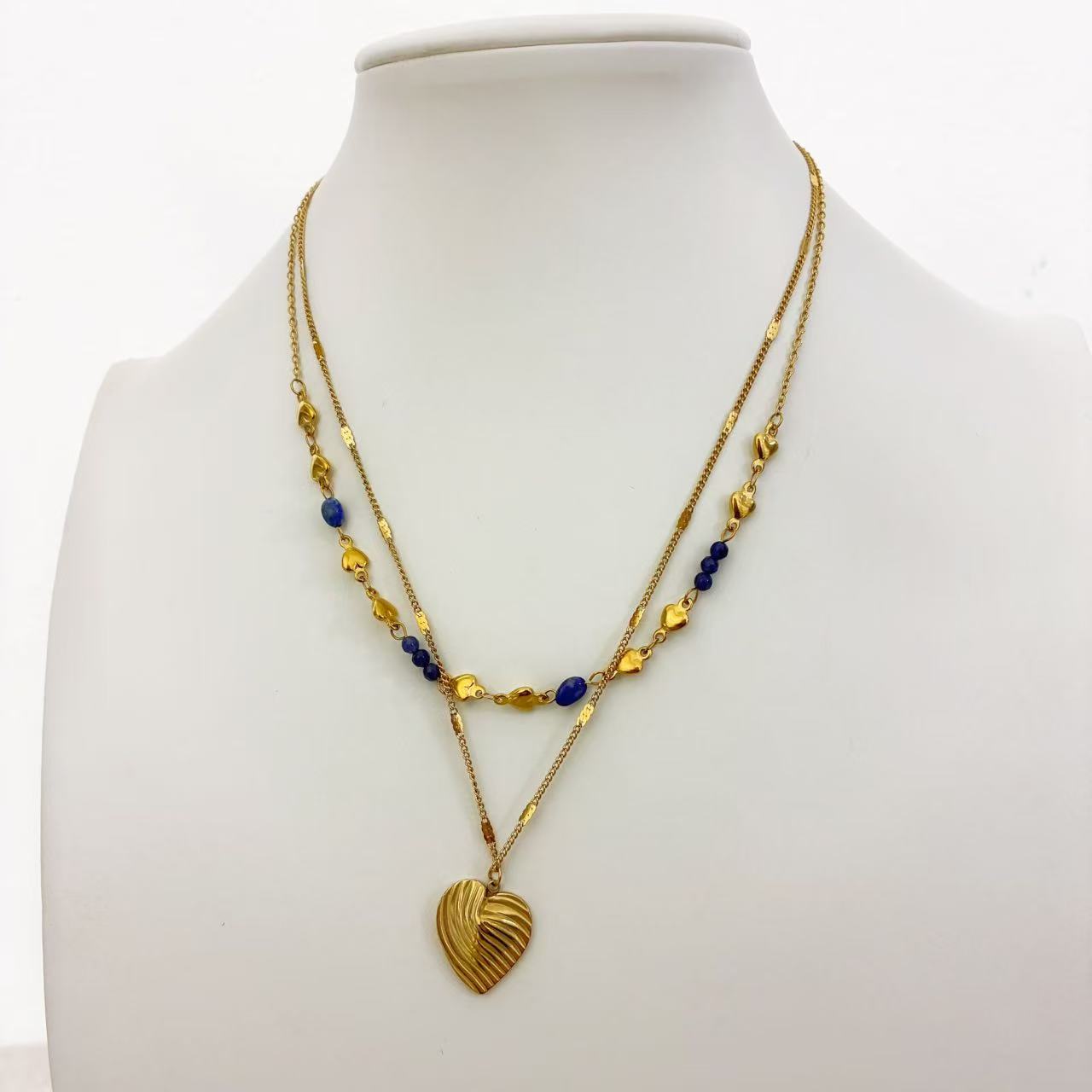 Collana Doppiostrato con Cuori & Dettagli Neri – Eleganza Dorata Moderna