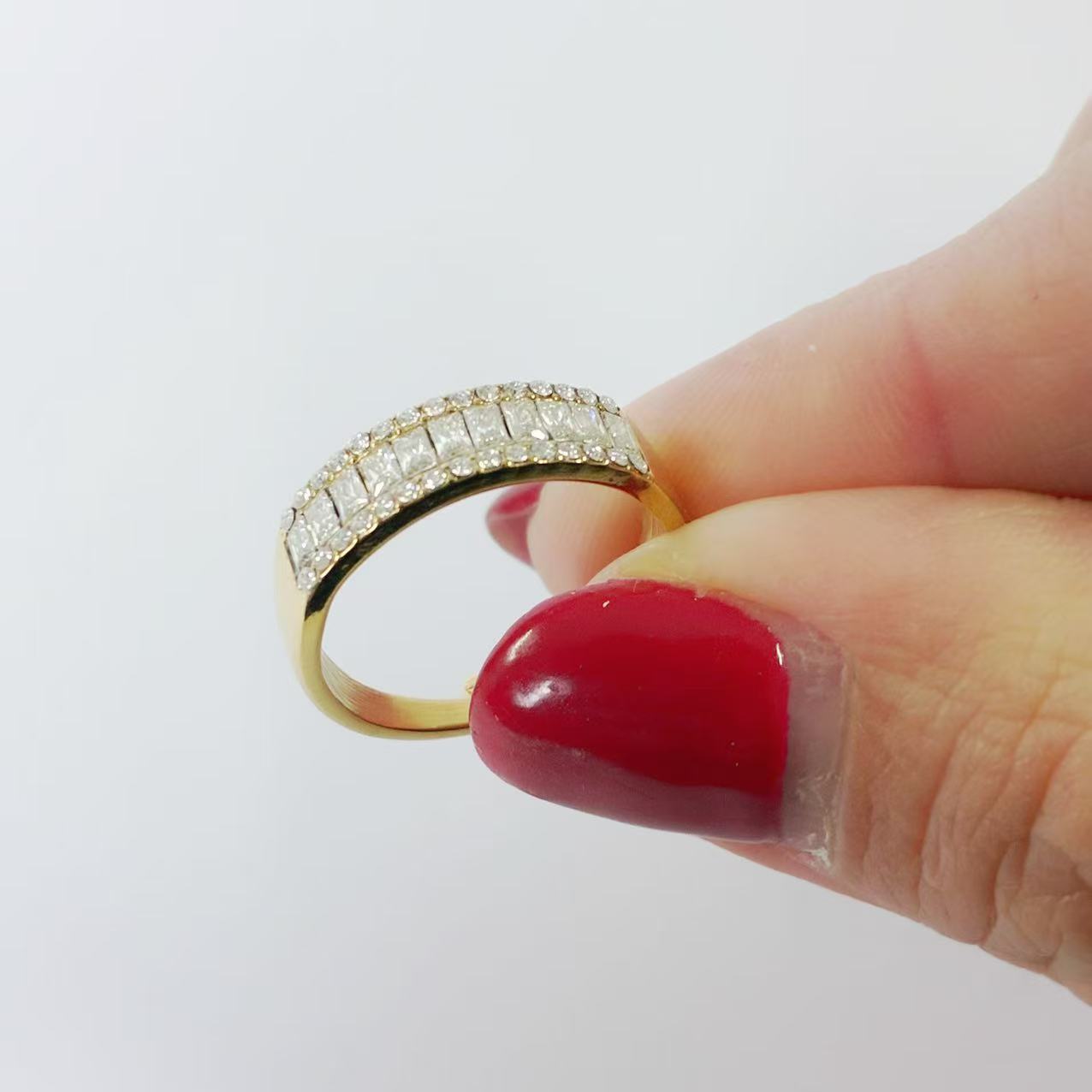 Anello “Linea di Brillanti” – Eleganza Moderna e Luminosità Raffinata