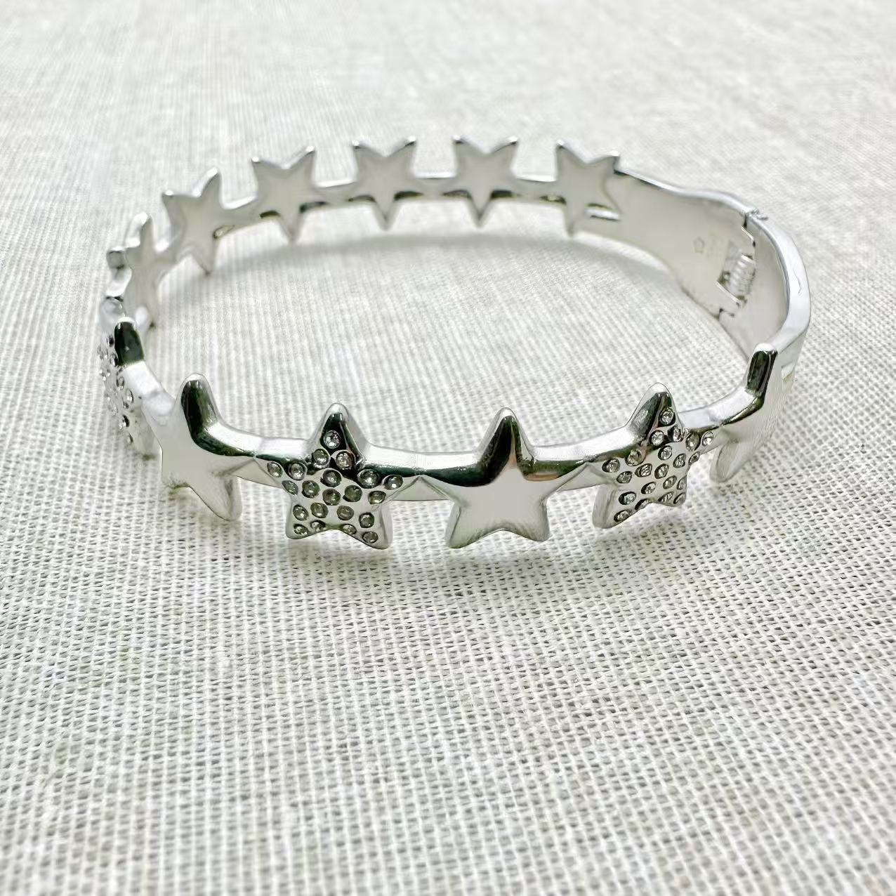 (B177)Bracciale rigido con la molla stelle chevalier