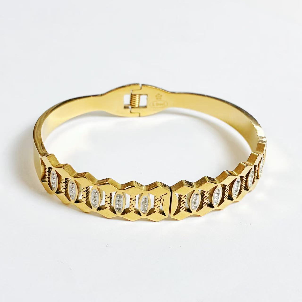 Bracciale Rigido “Oro Imperiale” – Eleganza Scultorea e Brillantezza Decisa