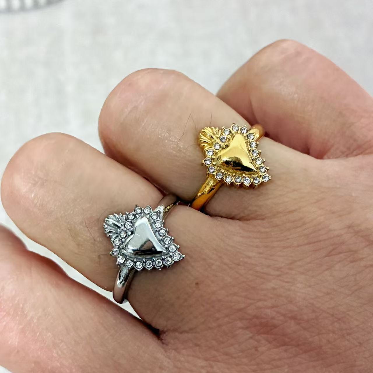 Anello Cuore Sacro con Zirconi