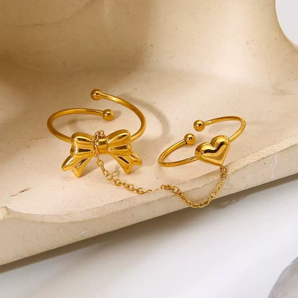 Anelli Doppi con Fiocco e Cuore — Romanticismo Moderno e Dettagli Delicati