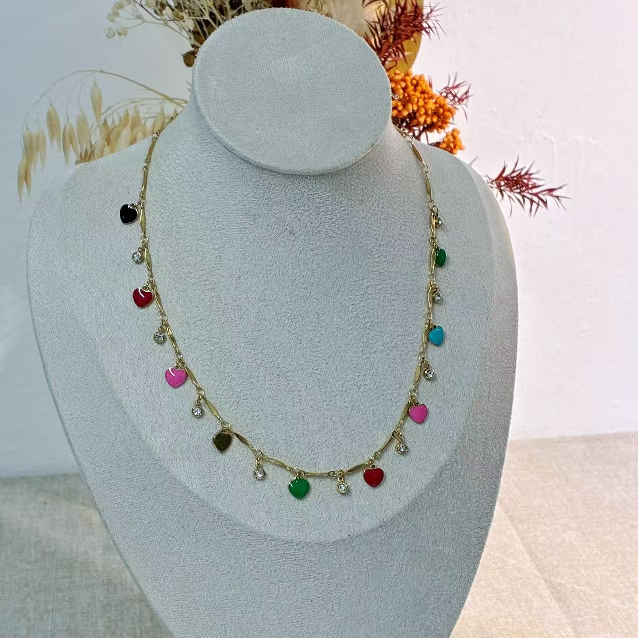 Collana “Cuori Colorati” – Acciaio Inossidabile con Smalti Multicolor e Zirconi