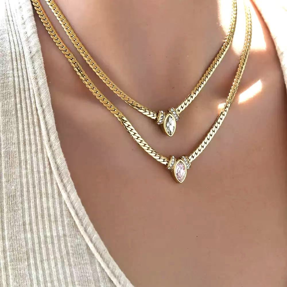 Collana “Doppia Carezza” – Stratificazione Elegante con Pendenti a Goccia