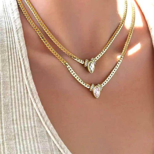 Collana “Doppia Carezza” – Stratificazione Elegante con Pendenti a Goccia