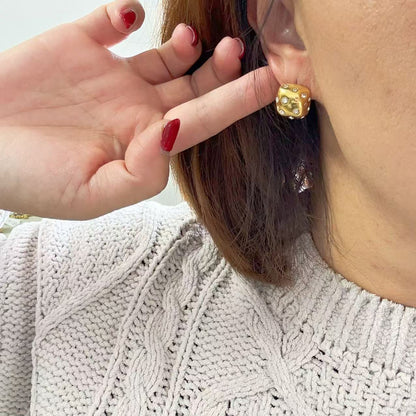 Orecchini a Dado con Dettagli Luminosi – Stile Giocoso ed Elegante