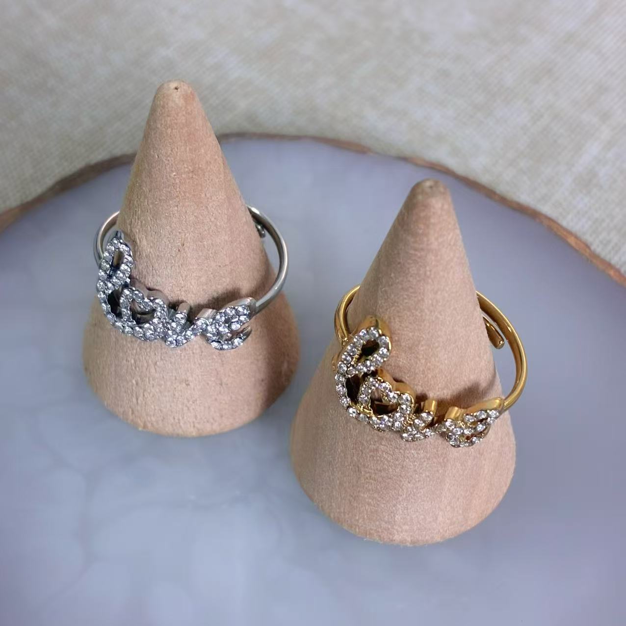 Anello “Love” – Il gesto più semplice, il messaggio più grande