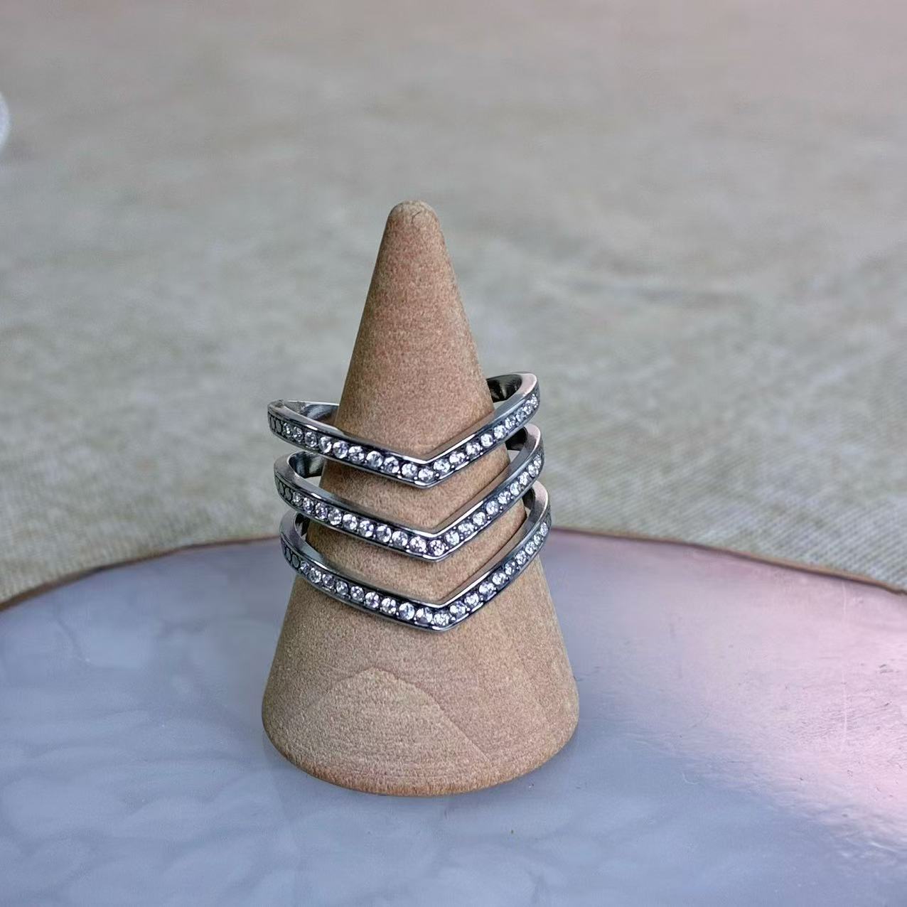 Anello “Tripla Eleganza” – Linee che definiscono lo stile