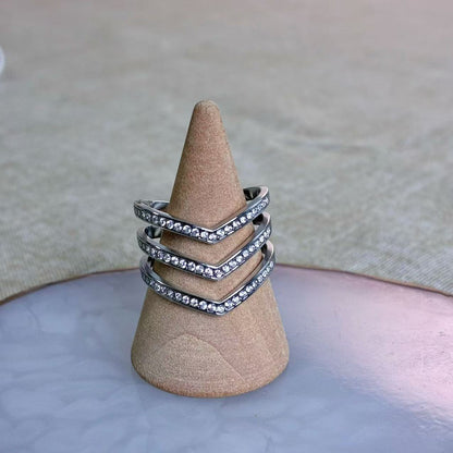 Anello “Tripla Eleganza” – Linee che definiscono lo stile