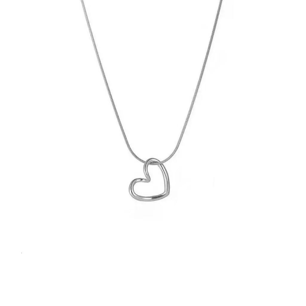 Collana "Aura d'Amore" – Pendente Minimalista a Cuore Aperto