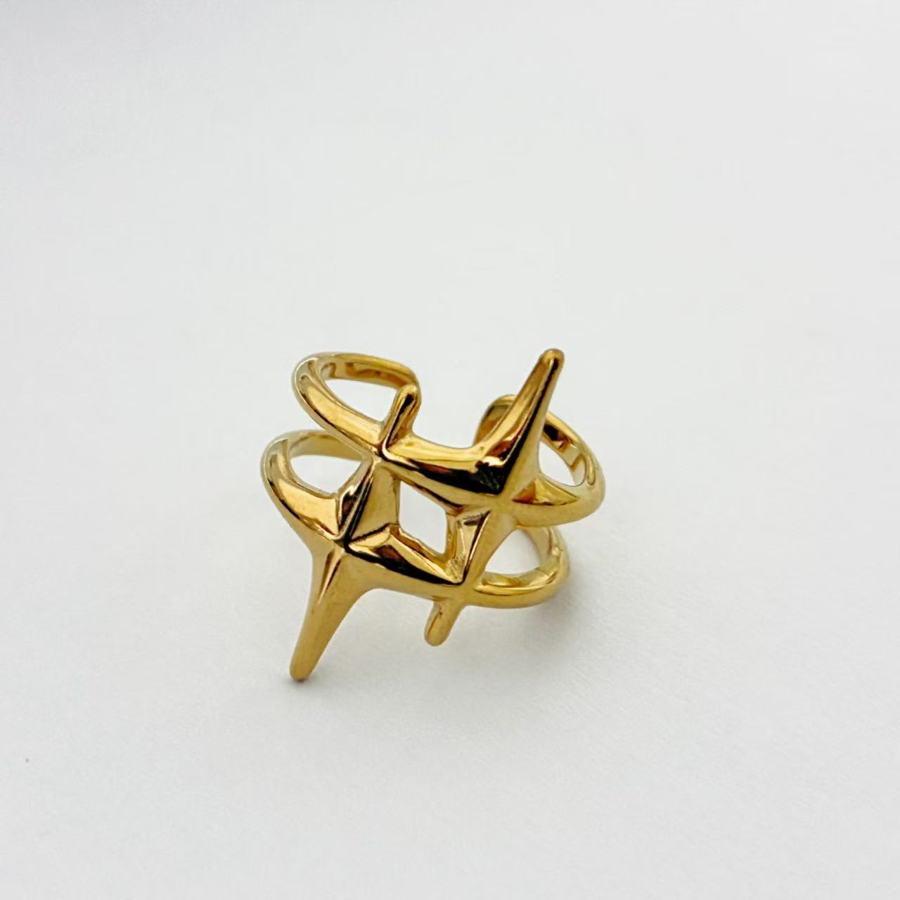 Anello Geometrico Scultoreo – Eleganza Moderna e Carattere Artistico