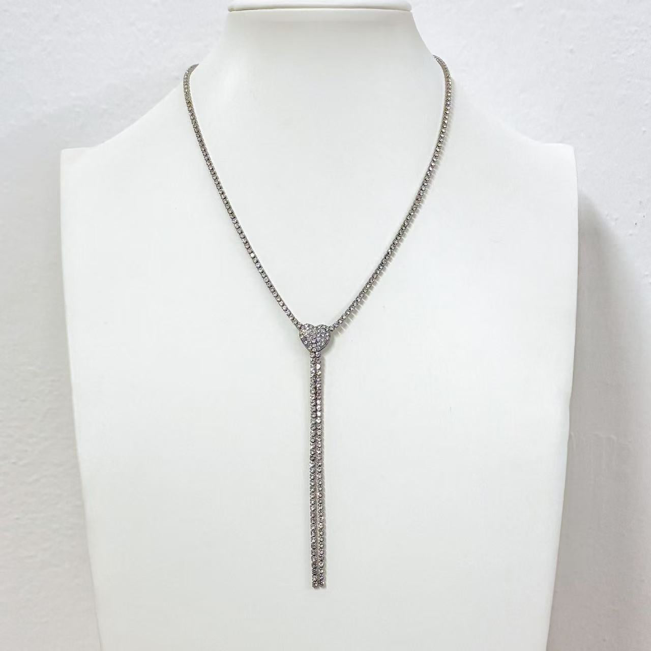 Collana “Cuore di Luce” – Brillantezza Romantica a Effetto Y