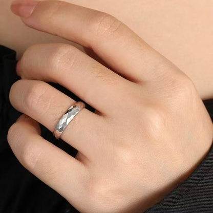 Anello “Superficie Incisa” – Fascia Decisa dal Gusto Moderno