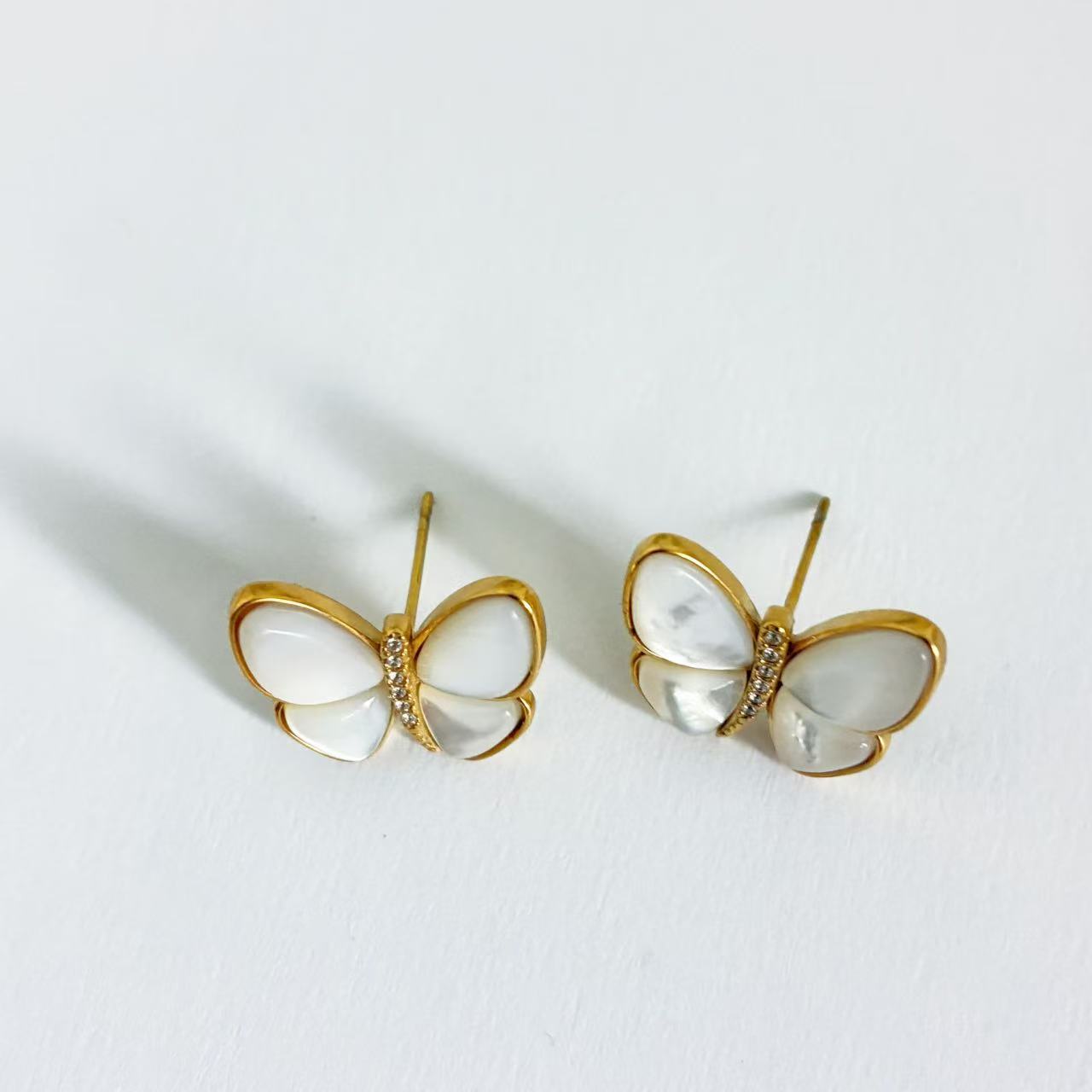 Orecchini a Farfalla in Madreperla – Grazia Leggera &amp; Luminosità Elegante