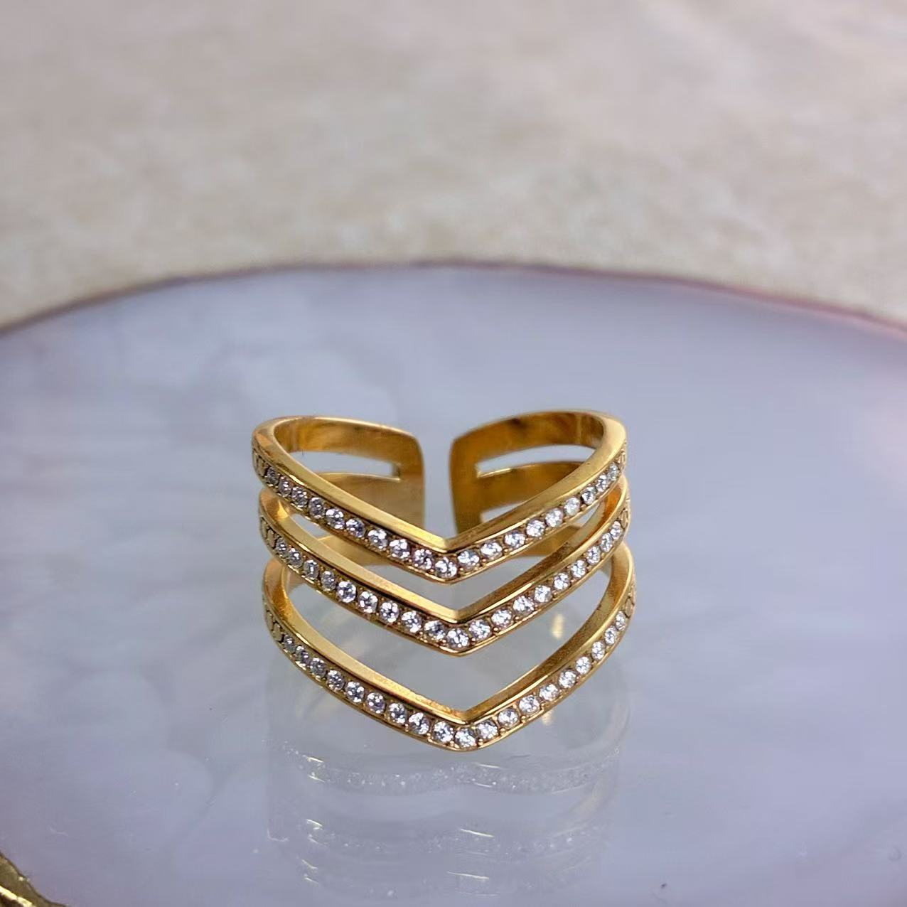 Anello “Tripla Eleganza” – Linee che definiscono lo stile