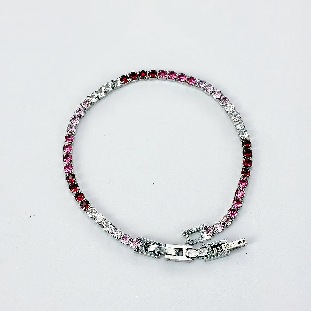 Bracciale “Carezza Continua” – Eleganza Lineare dal Segno Raffinato