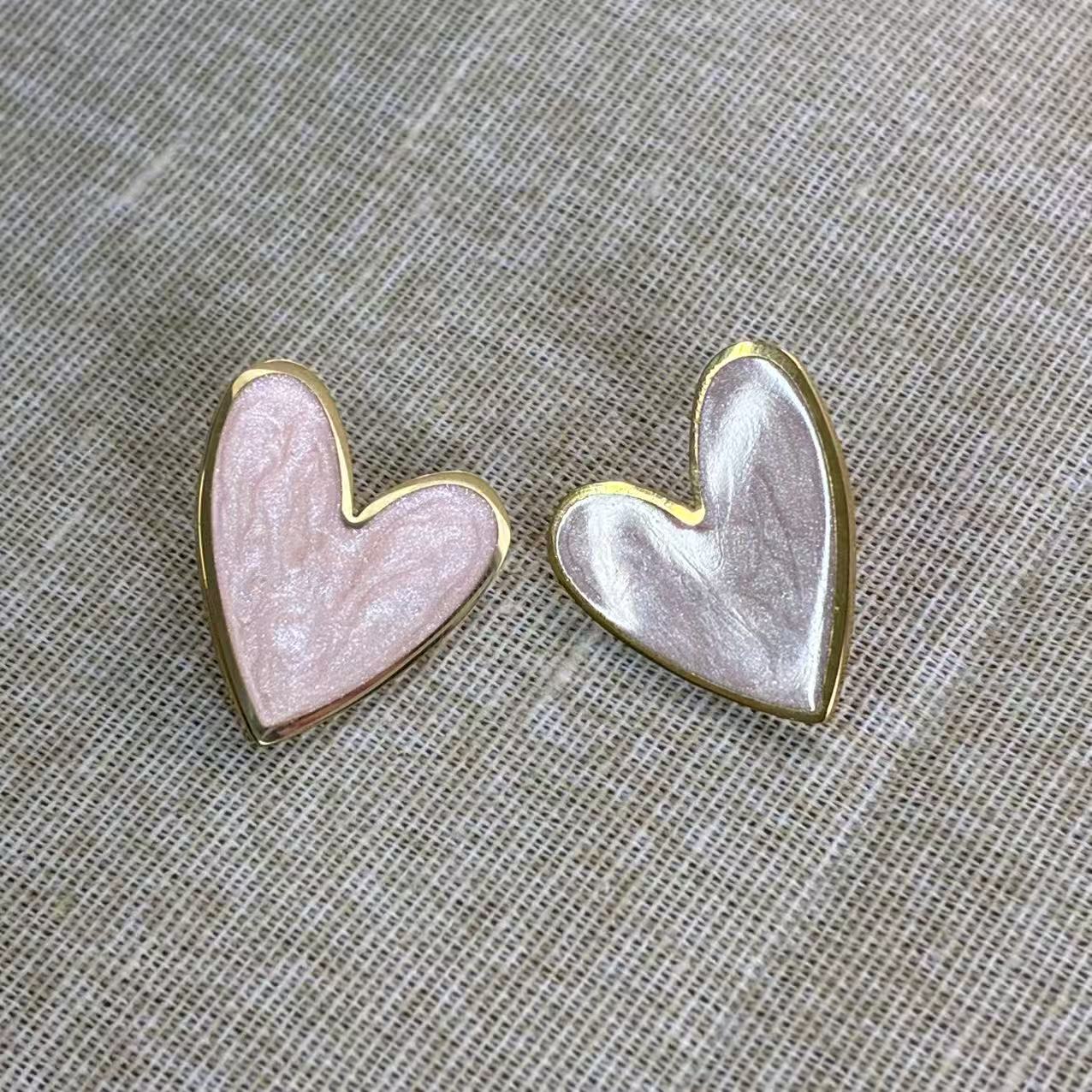 Orecchini “Cuori Irregolari” – Delicatezza con un Tocco Artistico