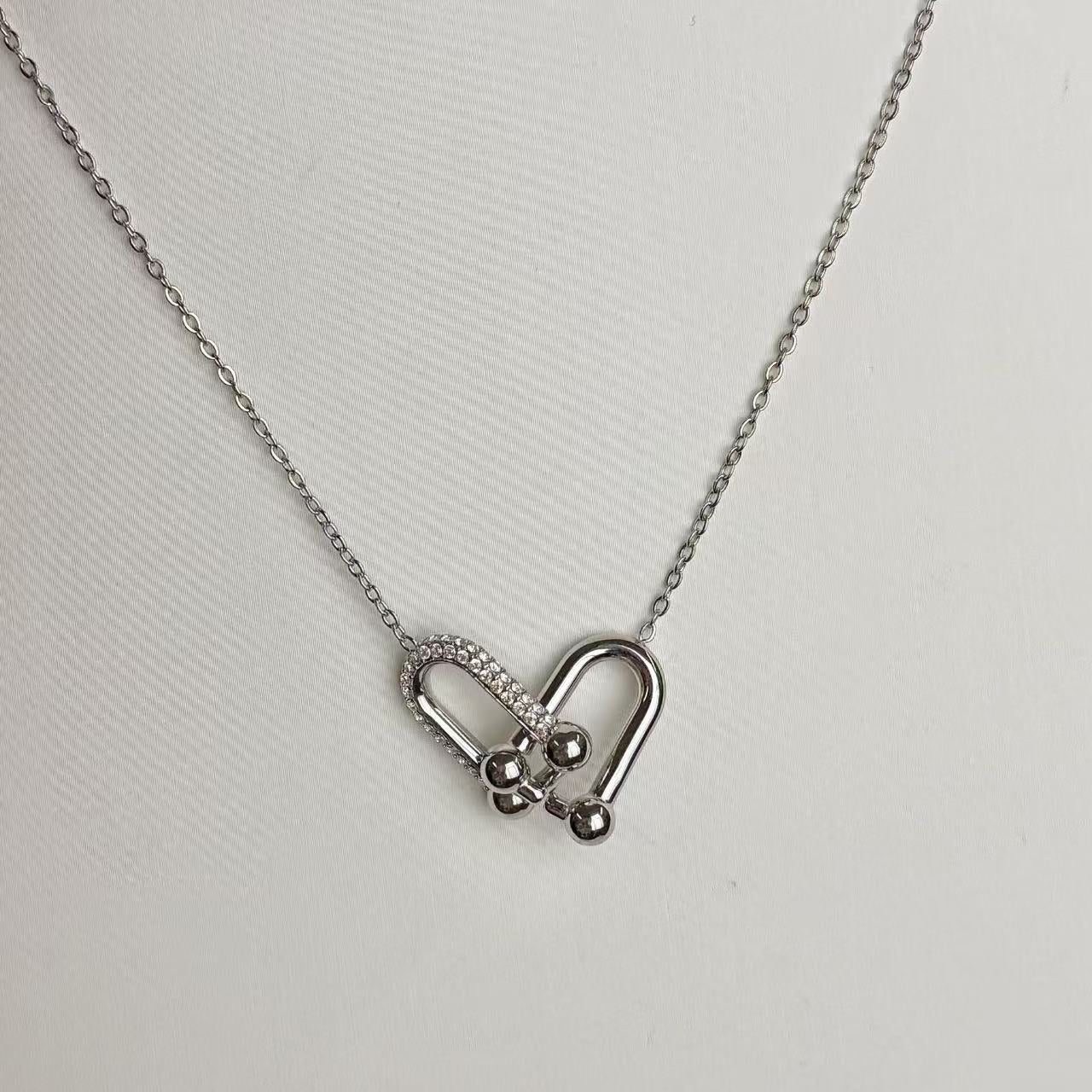 Collana “Cuore Link” – Eleganza Moderna con un Tocco di Brillantezza