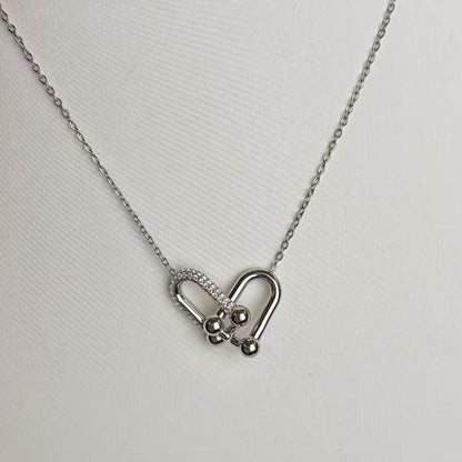 Collana “Cuore Link” – Eleganza Moderna con un Tocco di Brillantezza