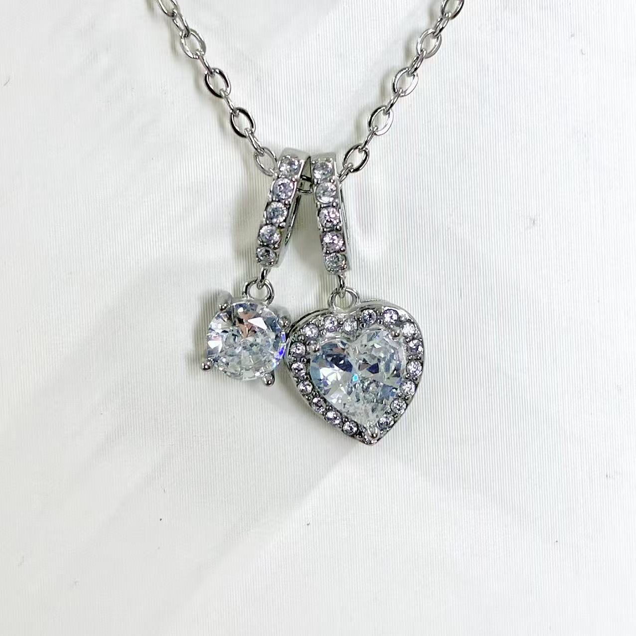 Collana “Cuori Gemelli” – Romantica Brillantezza con Doppio Pendente