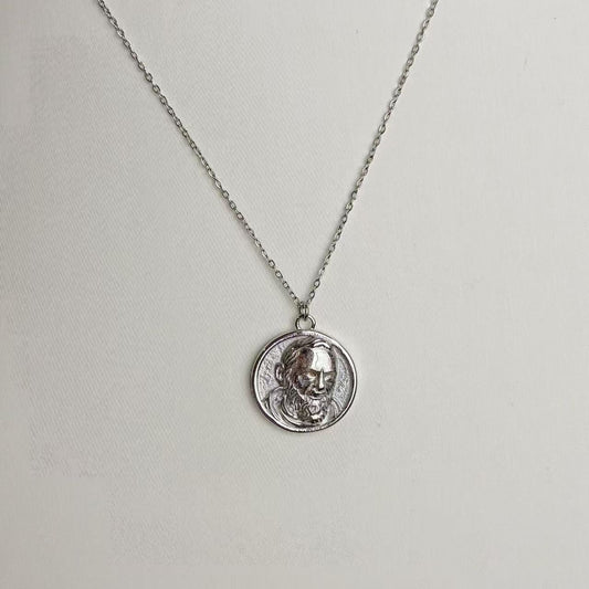 Collana “Ritratto Antico” – Eleganza Vintage con Spirito Artistico