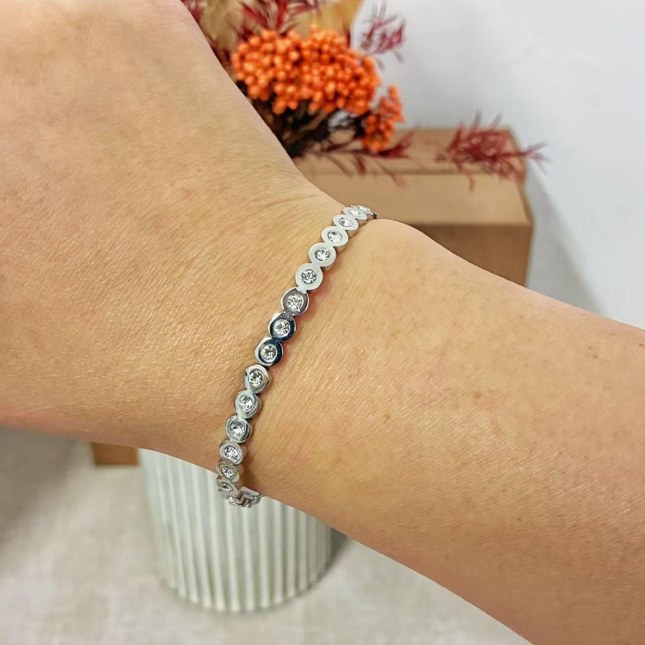 Bracciale rigido silver con strass con la chiusura a molla