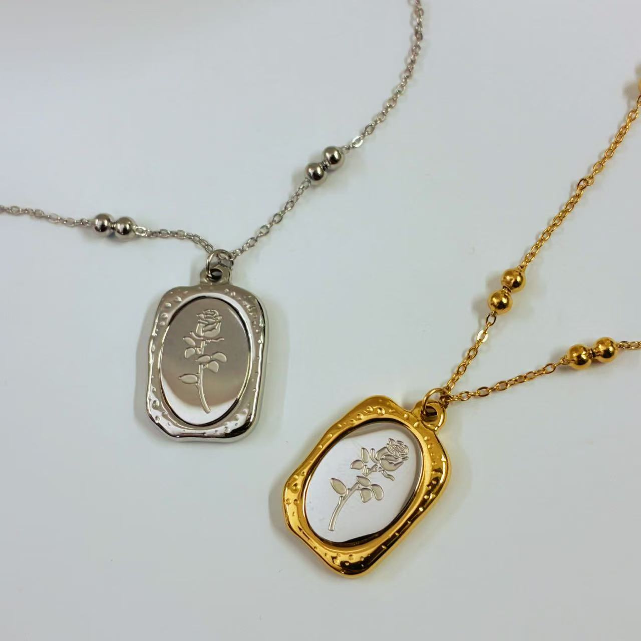 Collana “Rosa Incisa” – Eleganza Romantica in Stile Classico Contemporaneo