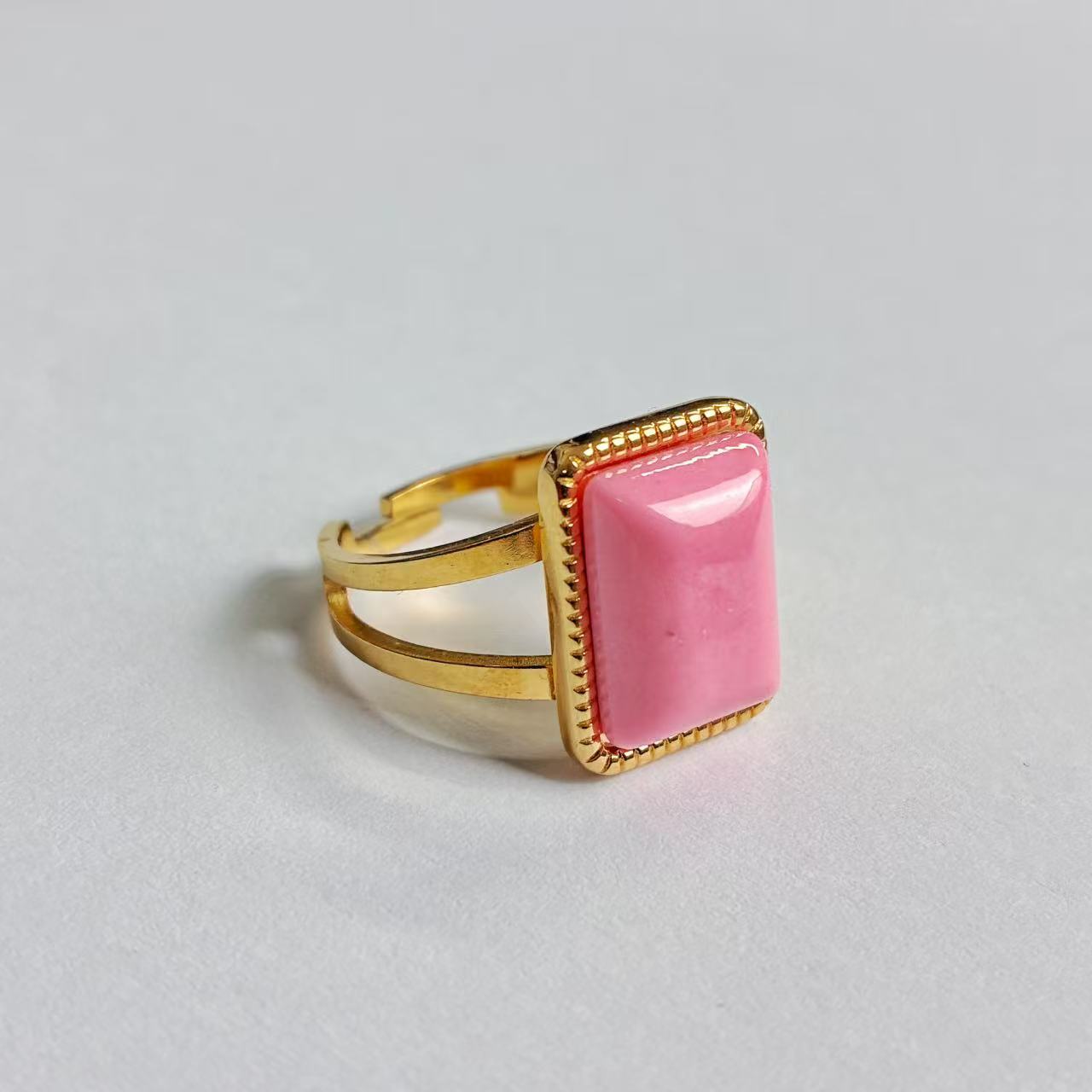 Anello con Pietra Rettangolare Rosa – Acciaio Inossidabile Oro