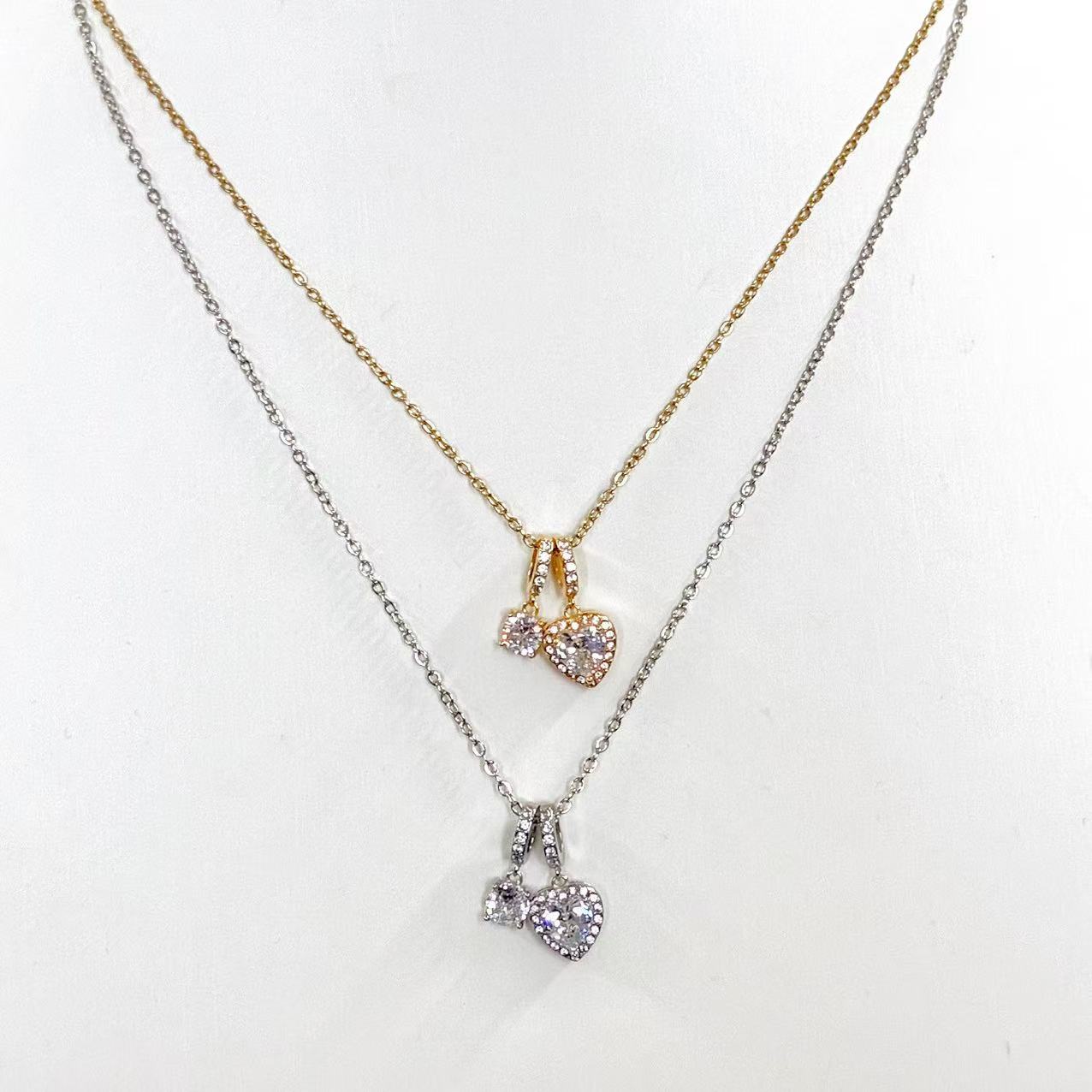 Collana “Cuori Gemelli” – Romantica Brillantezza con Doppio Pendente