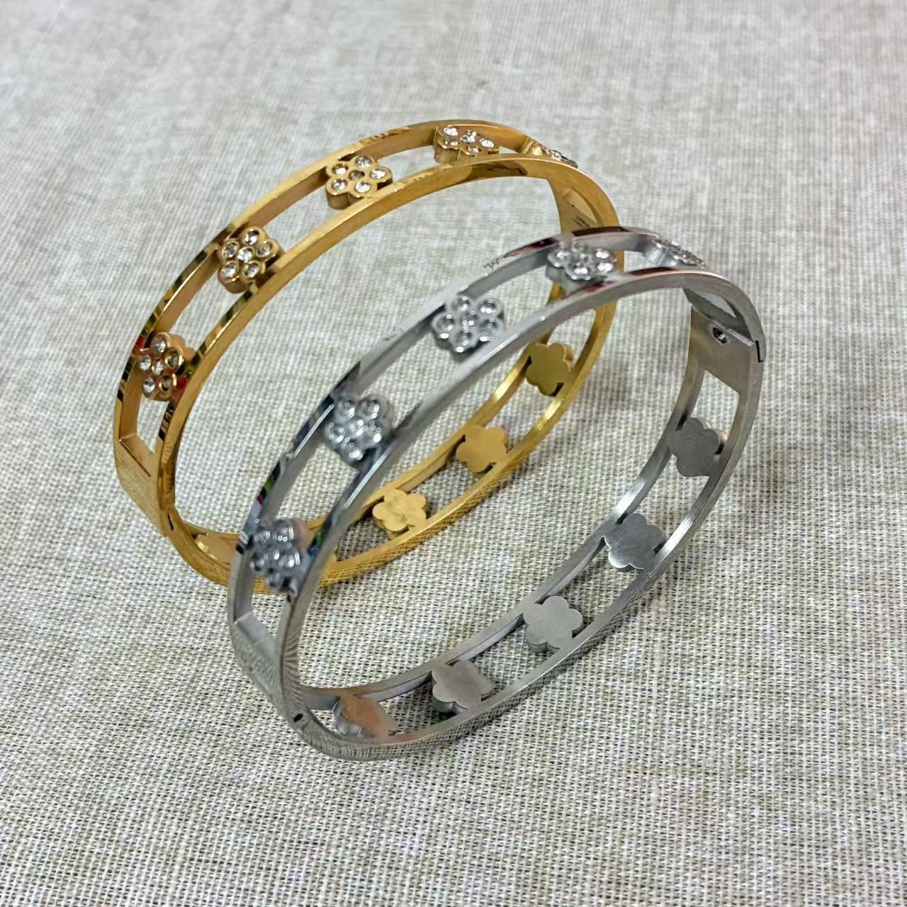 Bracciale rigido con 5 petali strass con la chiusura laterale