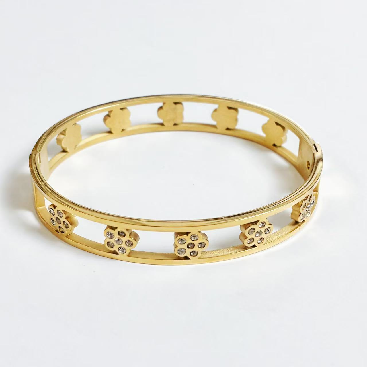 Bracciale Rigido “Fiori di Luce” – Raffinatezza Delicata in Acciaio