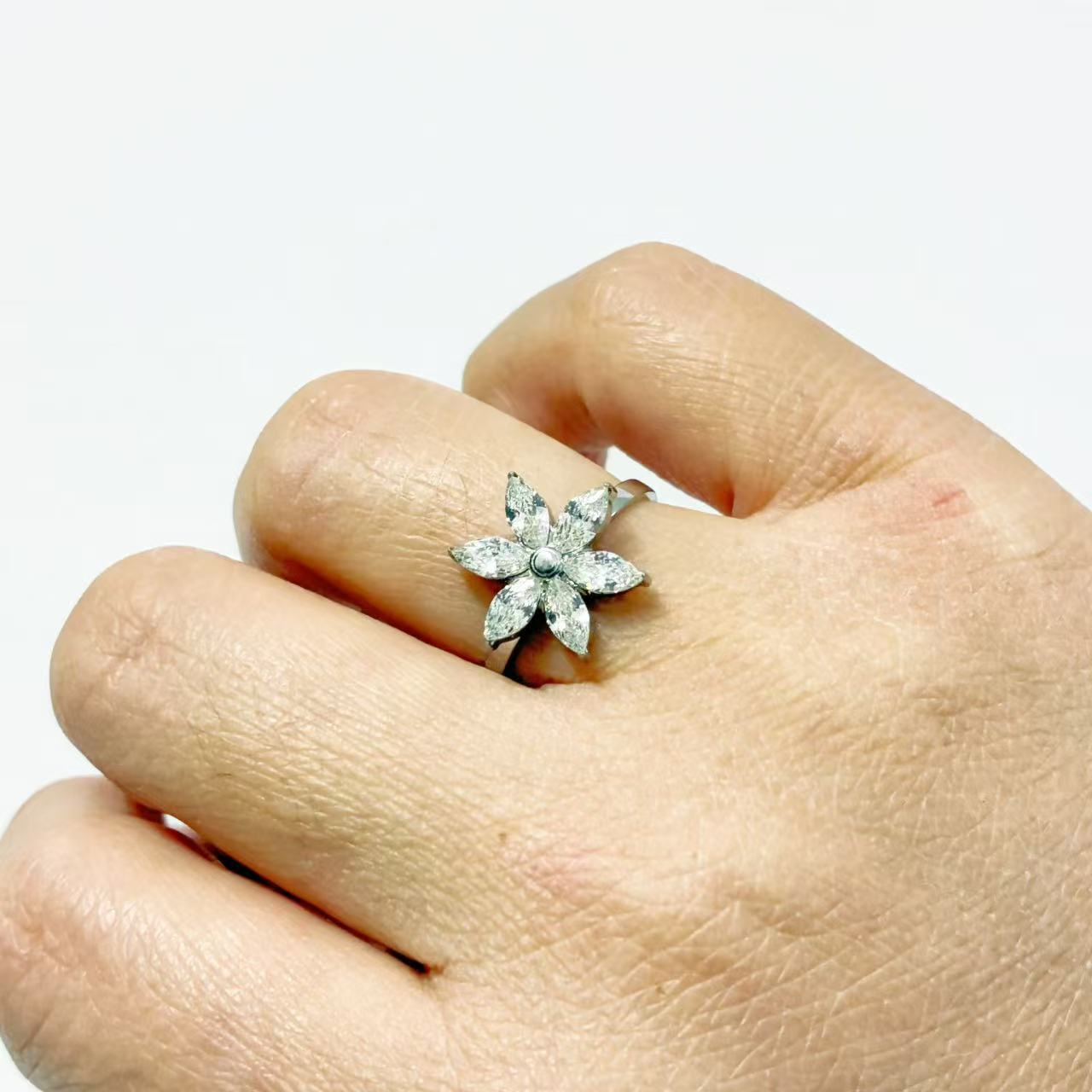 Anello con Fiore di Cristalli – Eleganza Delicata &amp; Brillio Senza Tempo