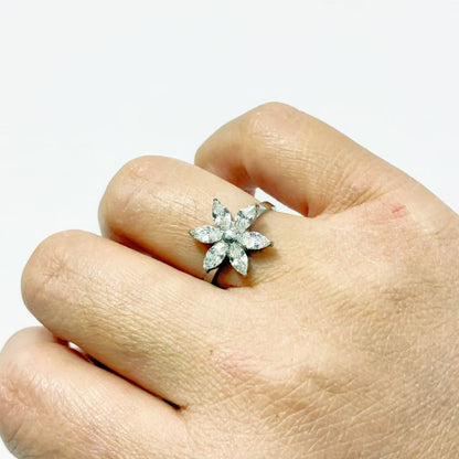 Anello con Fiore di Cristalli – Eleganza Delicata &amp; Brillio Senza Tempo