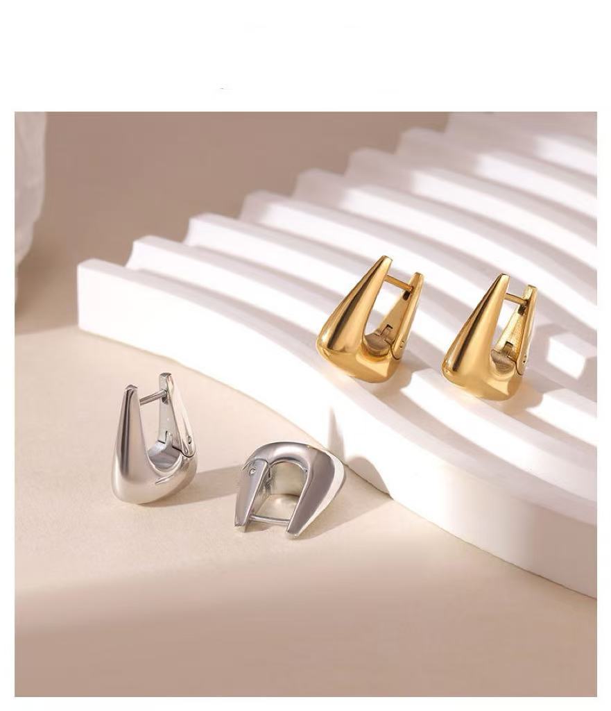 Orecchini "Liquid" – Essenzialità Scultorea in Acciaio