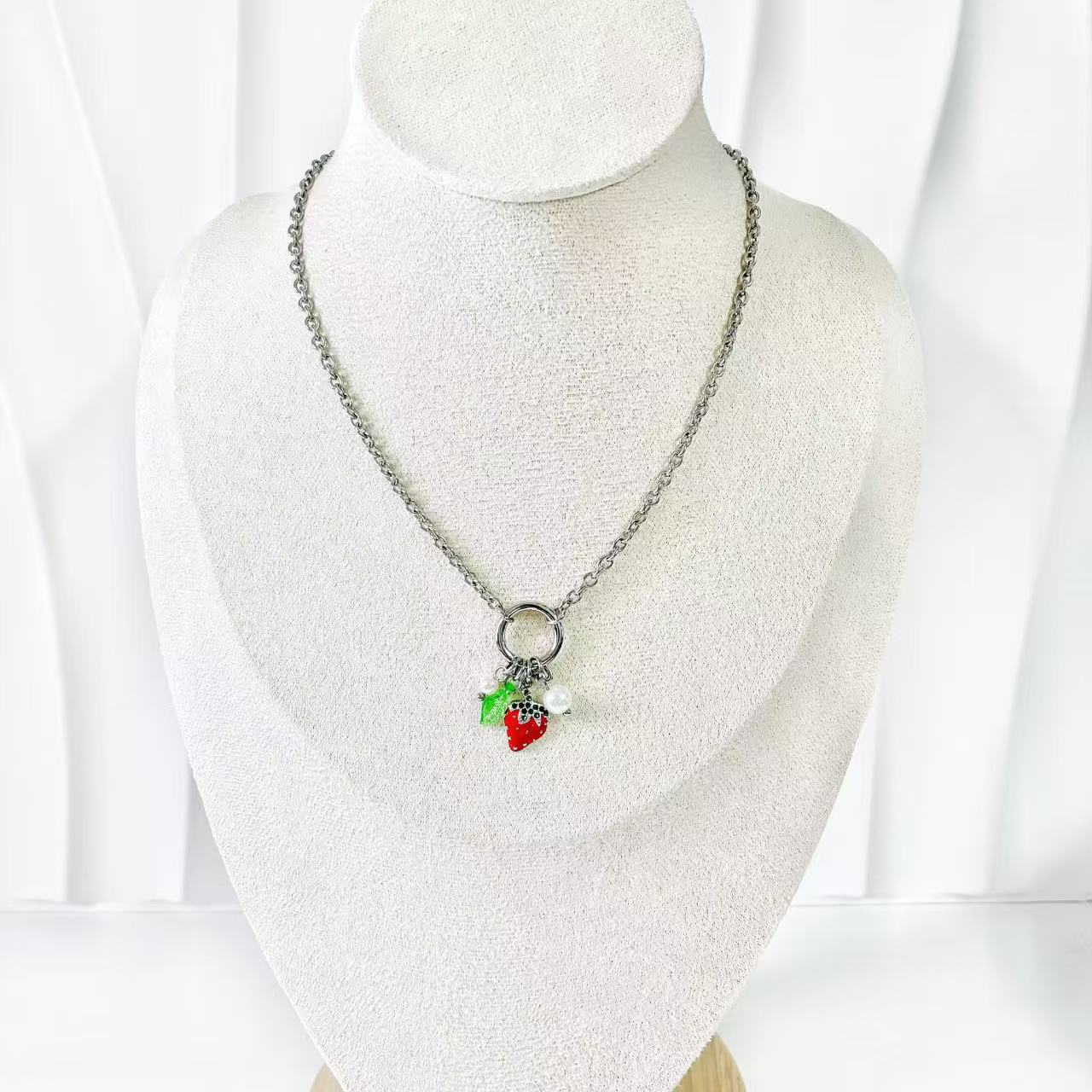 (C265)Collana con fragola in acciaio inox