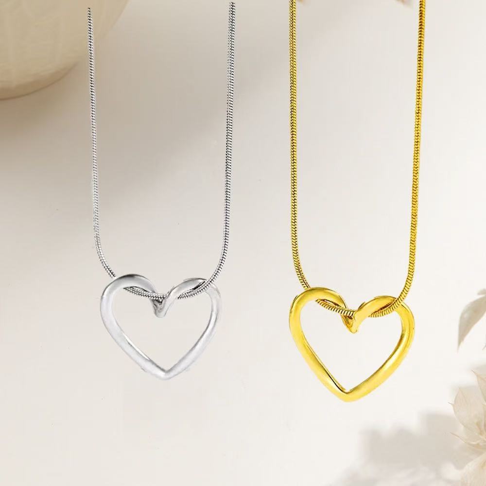 Collana "Aura d'Amore" – Pendente Minimalista a Cuore Aperto