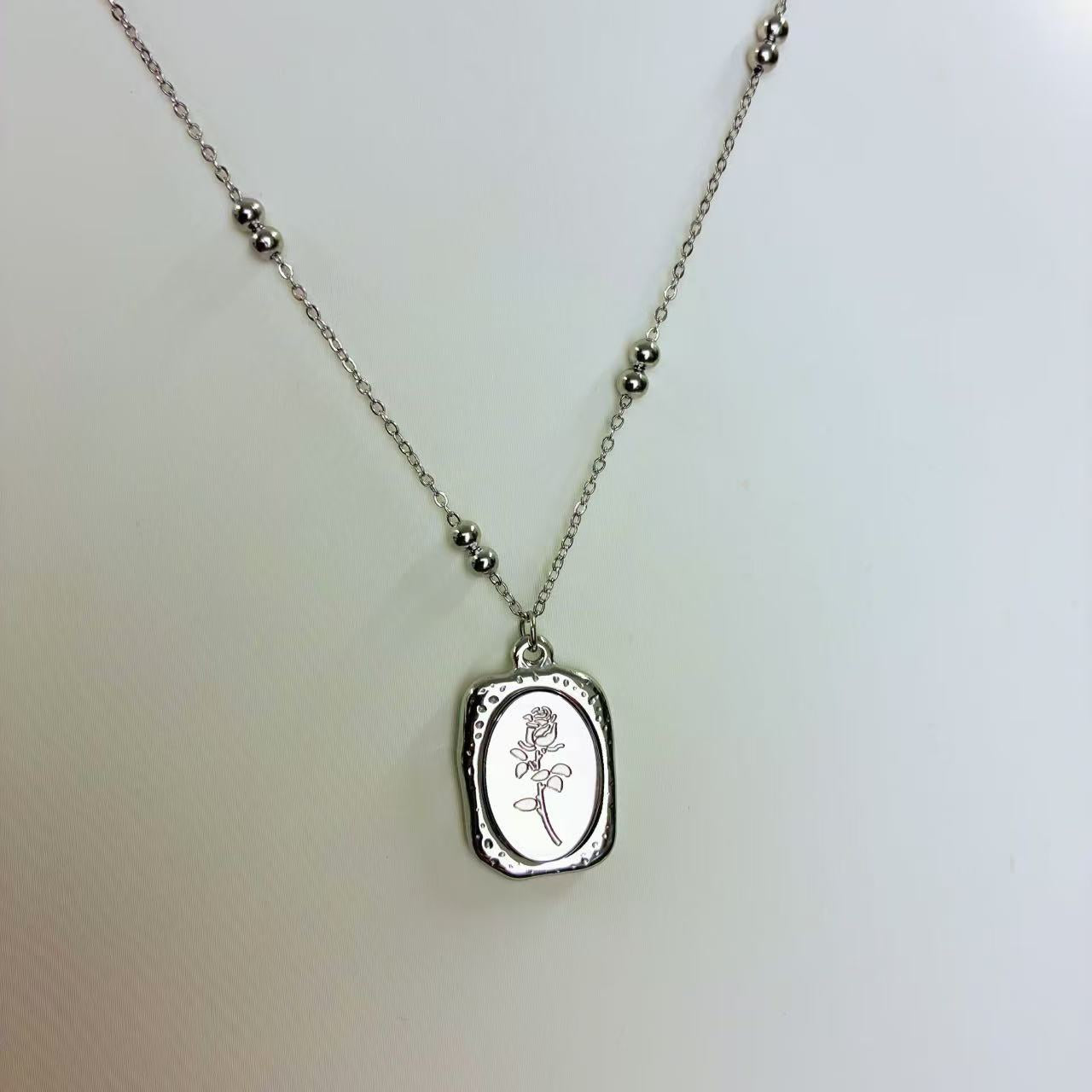 Collana “Rosa Incisa” – Eleganza Romantica in Stile Classico Contemporaneo