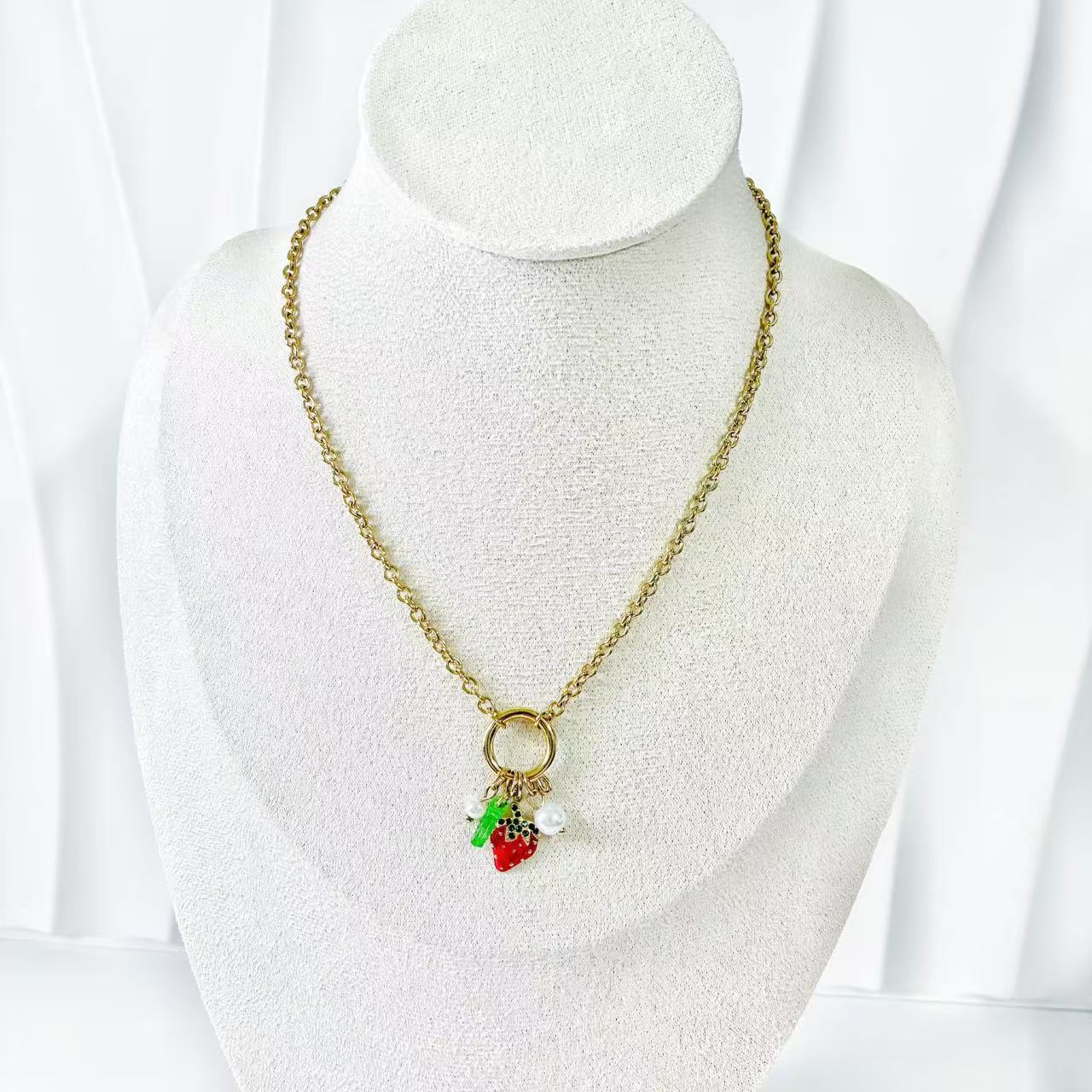 (C265)Collana con fragola in acciaio inox