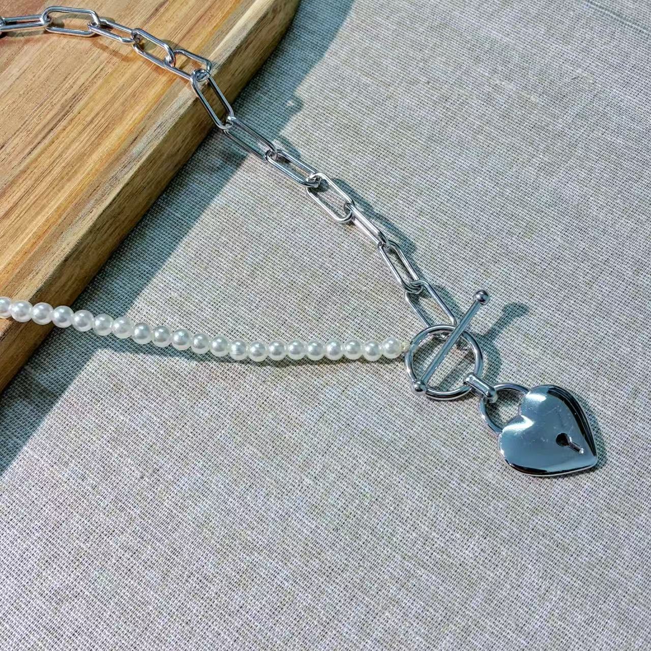 Collana “Lock My Heart” – Acciaio Inossidabile, Perle & Pendente Cuore con Serratura