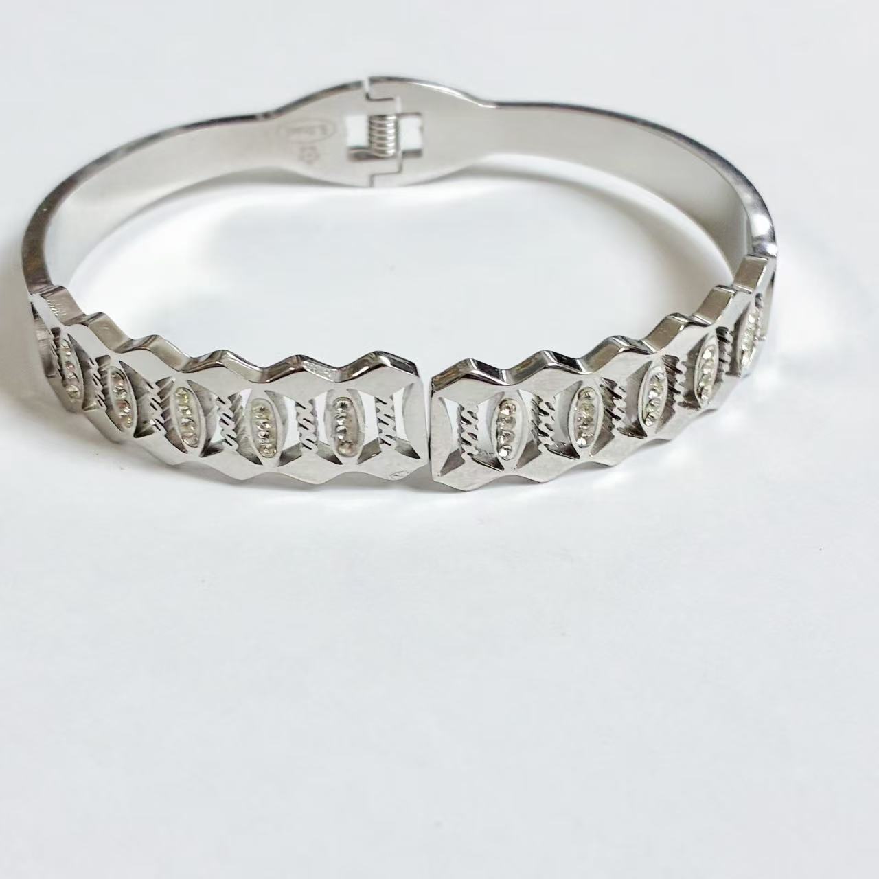 Bracciale Rigido “Reflex Silver” – Eleganza Decisa