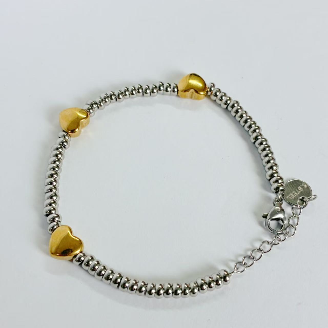 Bracciale “Cuori Bicolore” – Eleganza Moderna e Dolcezza senza Tempo