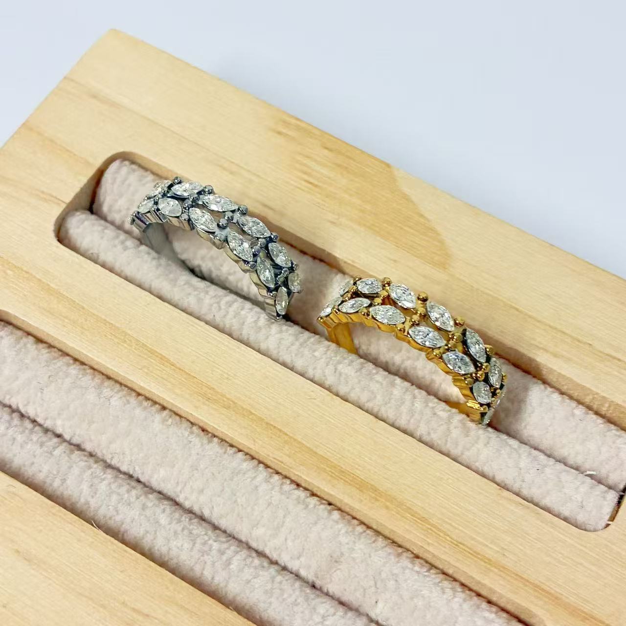 Anello Fascia Petali – Brillantezza Intrecciata