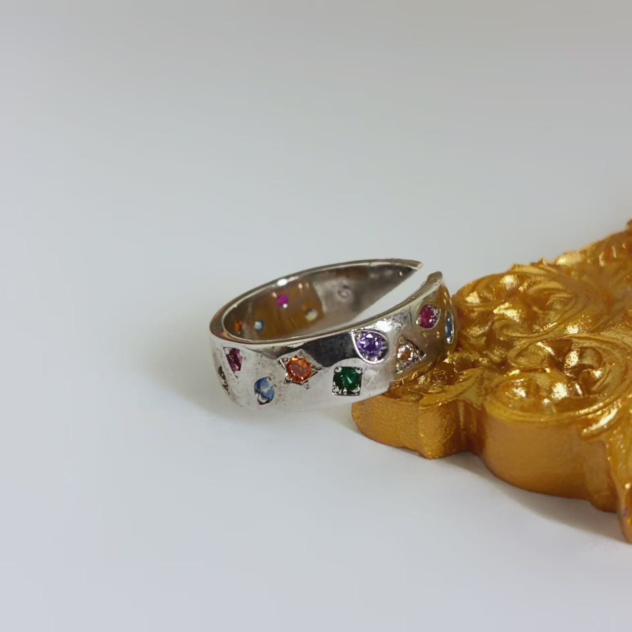 Anello Aperto con Gemme Multiformi – Stile Luminoso & Moderno