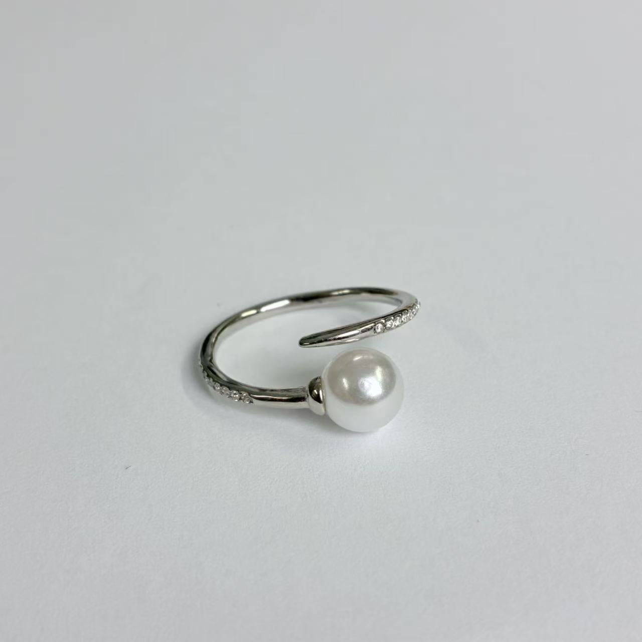 Anello Aperto con Perla e Cuore – Eleganza Moderna in Acciaio Inossidabile