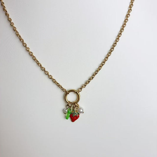 Collana “Fragola Charms” – Un Gioiello Fresco e Gioioso dal Tocco Fruttato