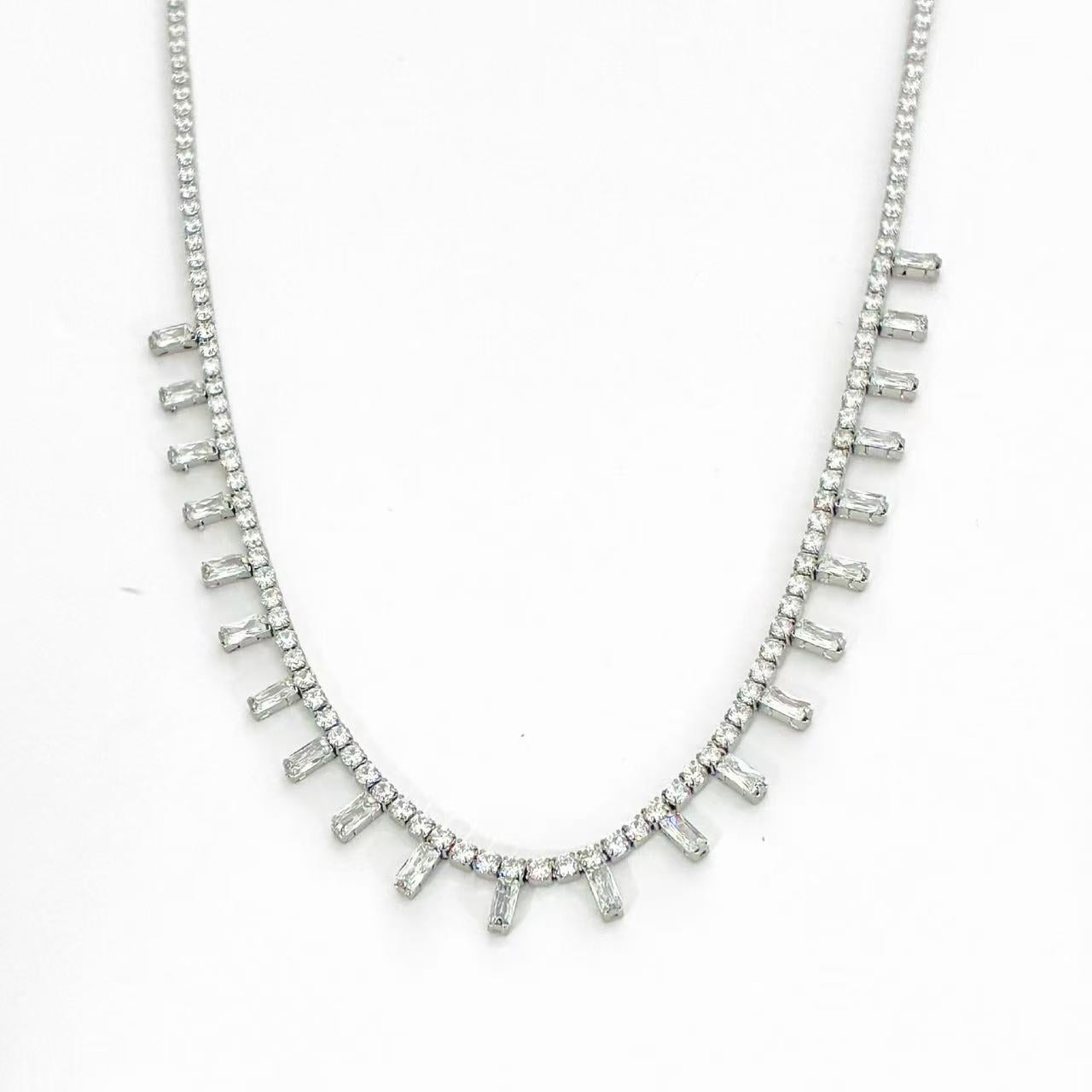 Collana Brillante con Pendenti Geometrici – Eleganza Contemporanea